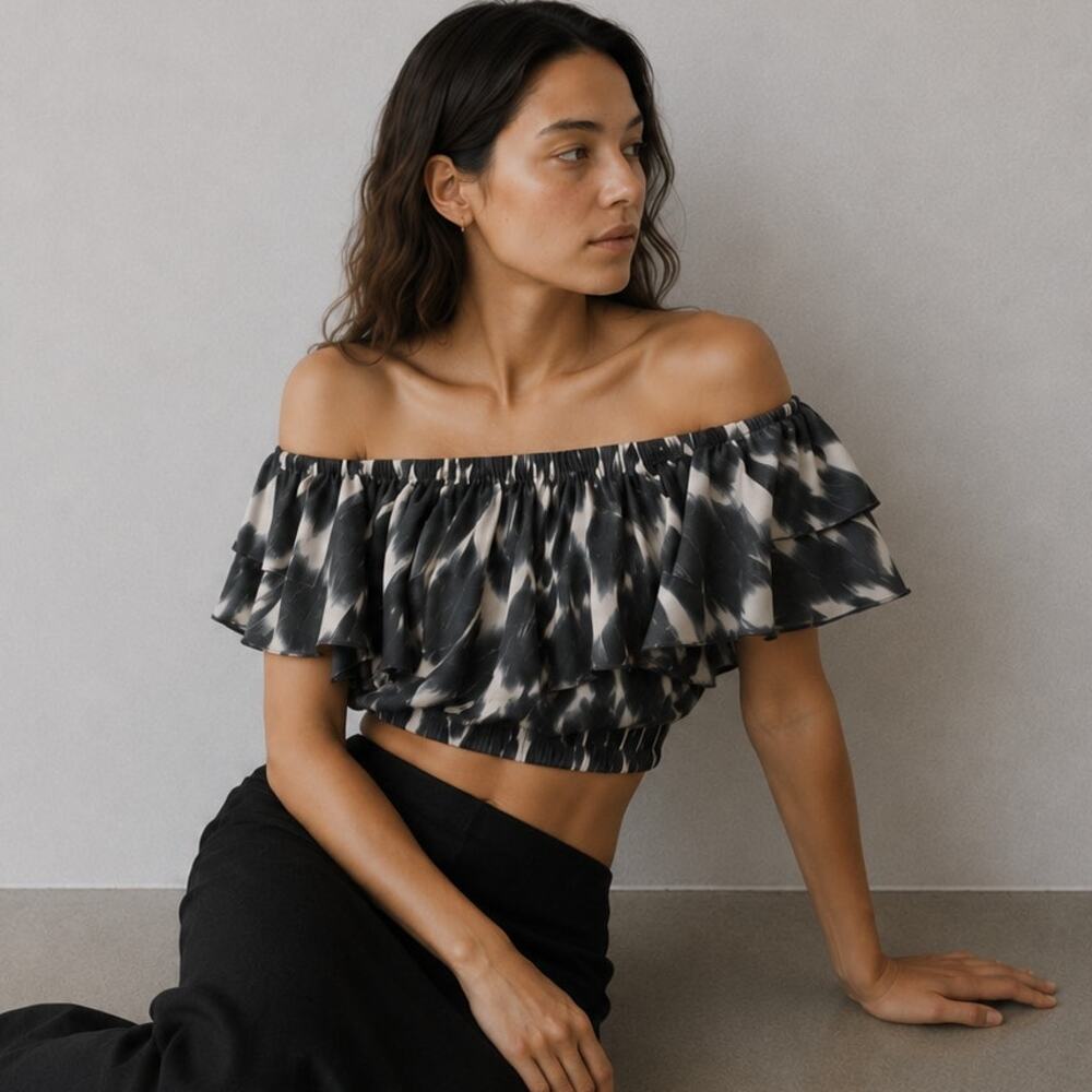 Diarrablu Wairu Top Womens XS/S Black Ruffle Flattering Fit Cropped